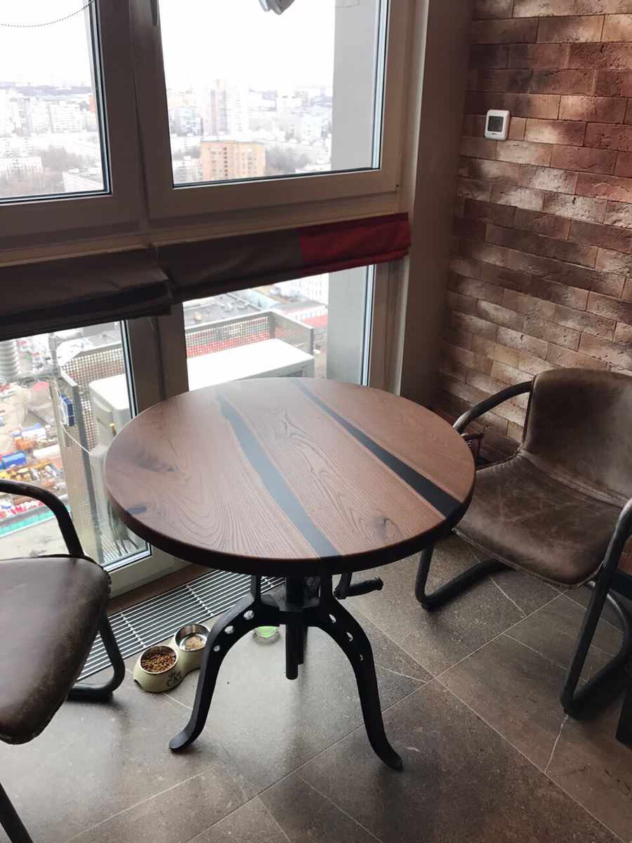 Круглый стол из карагача с речкой