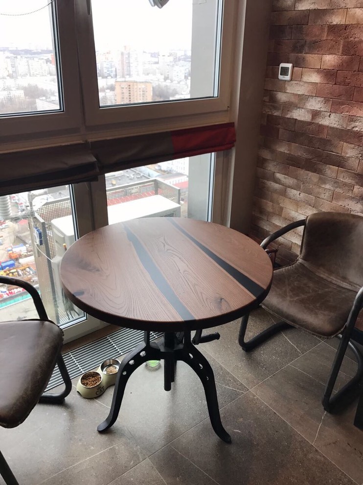 Круглый стол из карагача с речкой