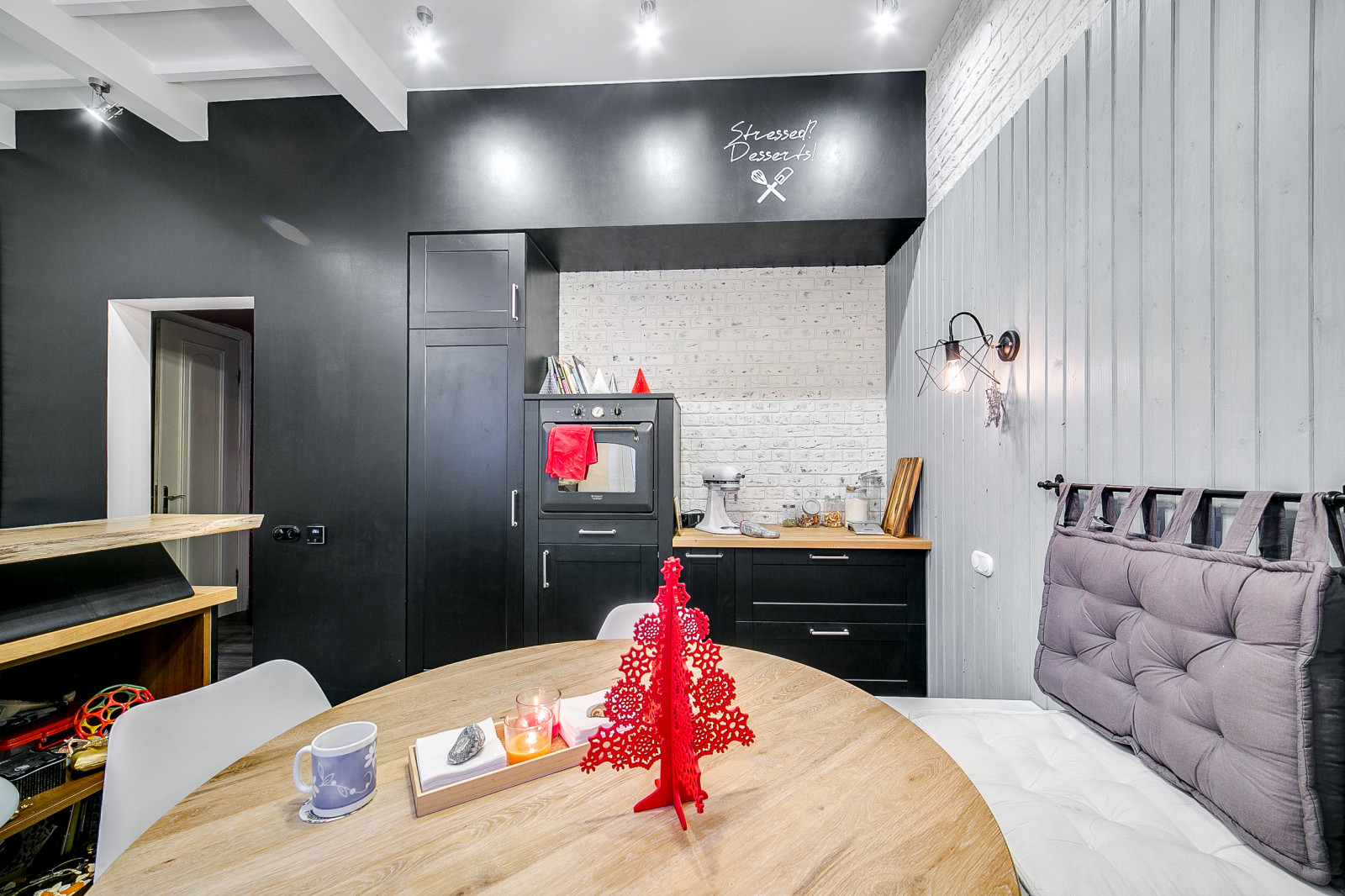 Просторная кухня в стиле лофт