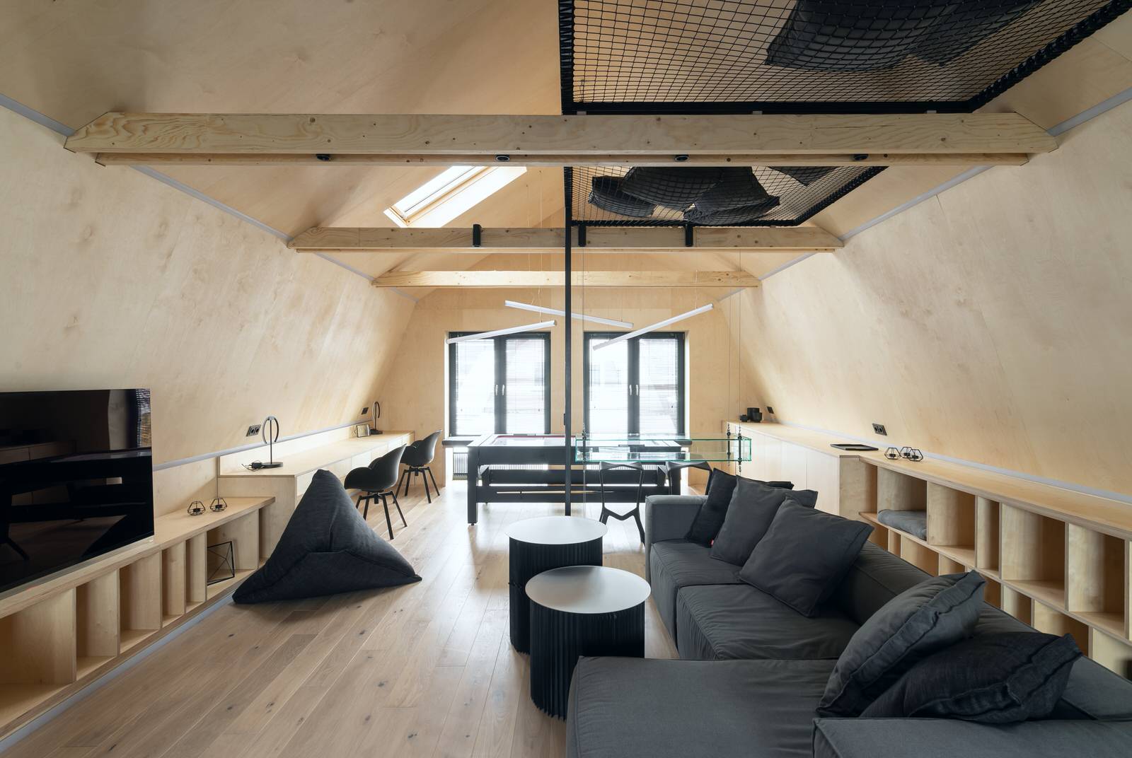 Проект недели: Мансарда с двухъярусной ТВ-зоной и зимним садом