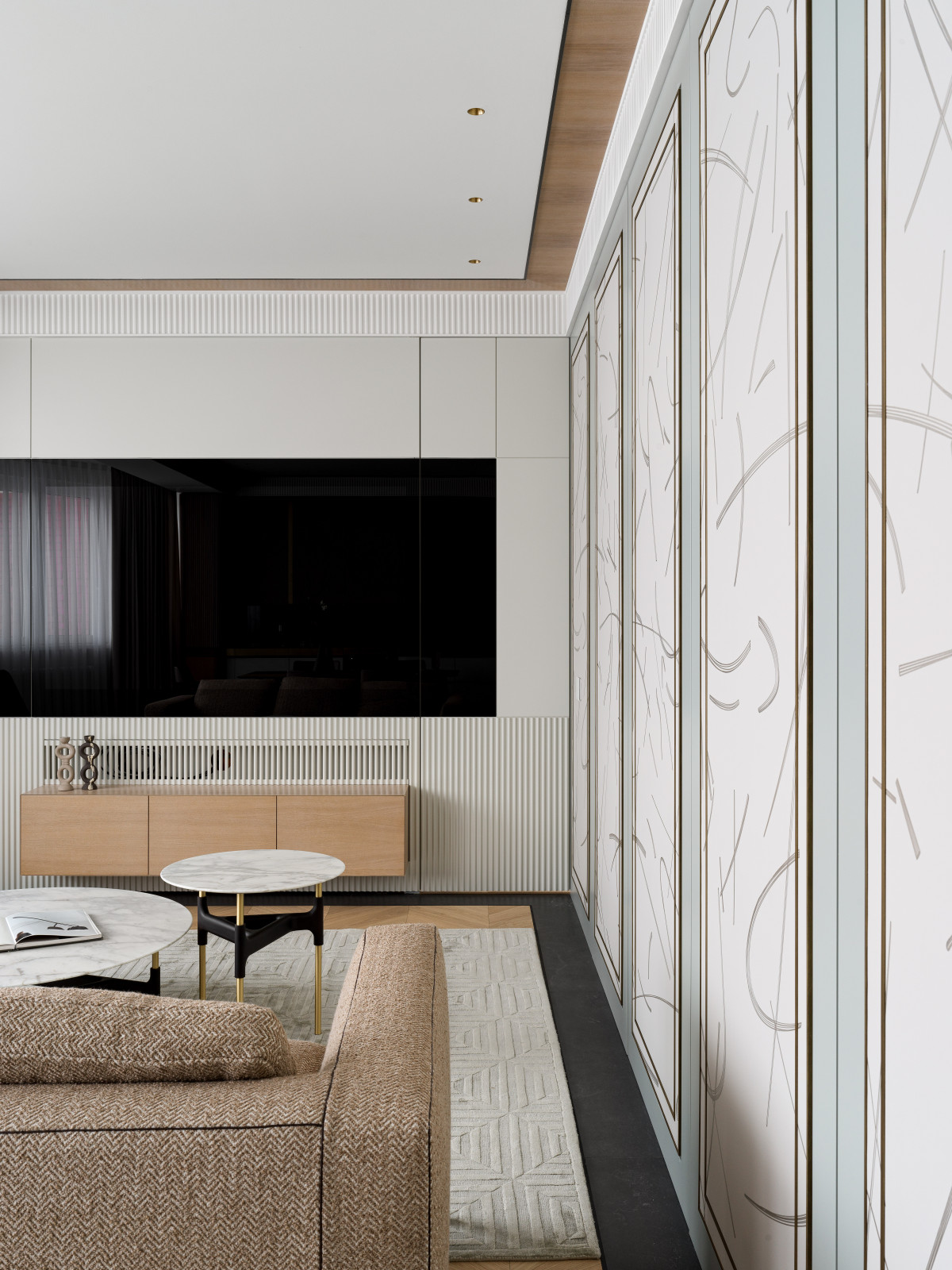 Встроенный телевизор со скрытой дверью