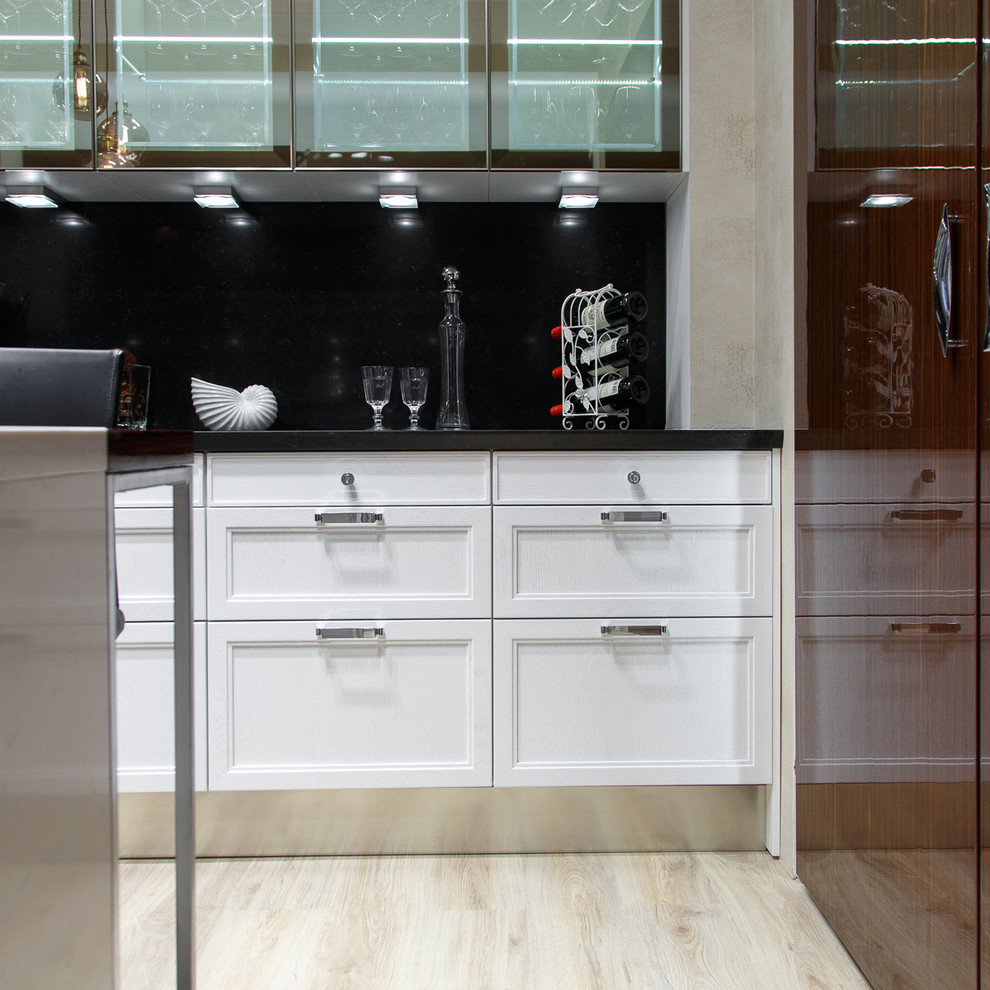 Кухня с использованием кварца двух цветов