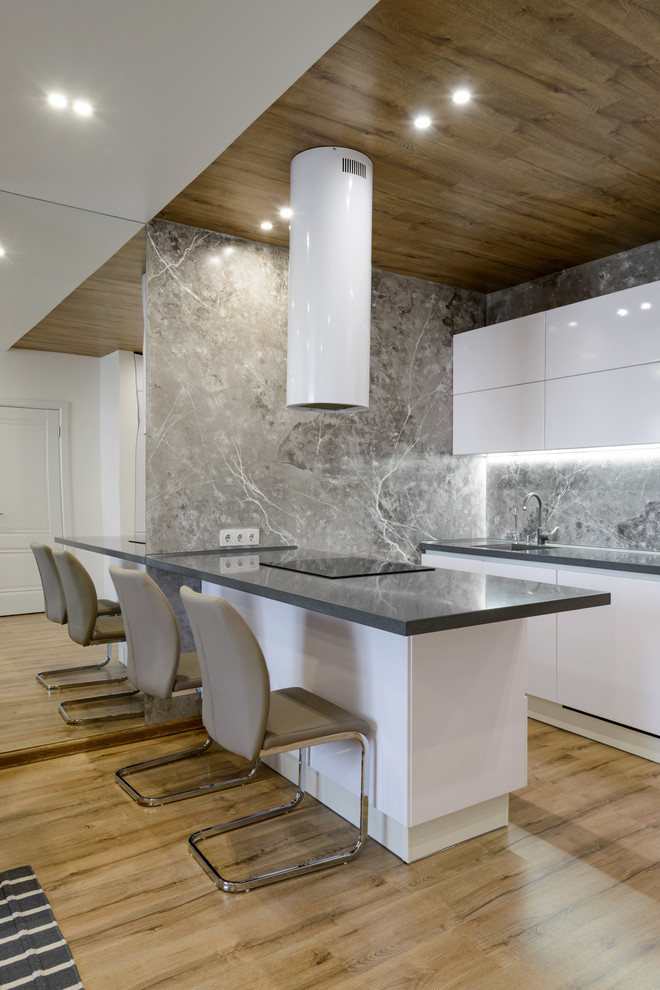 Камень и дерево в центре Сибири