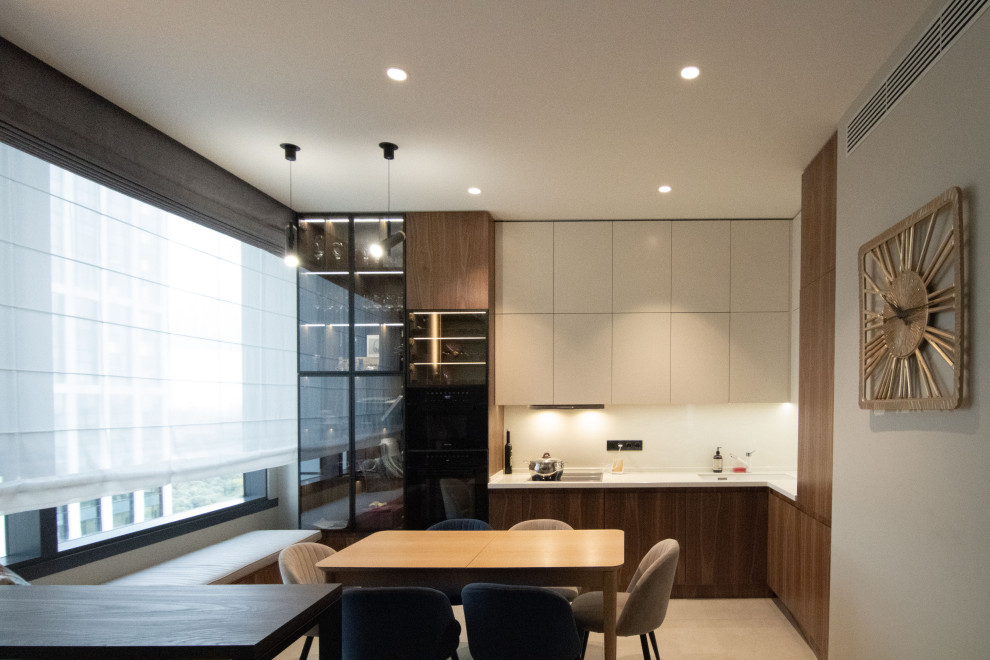 Кухня в стиле минимализм с фасадами под "темное дерево"