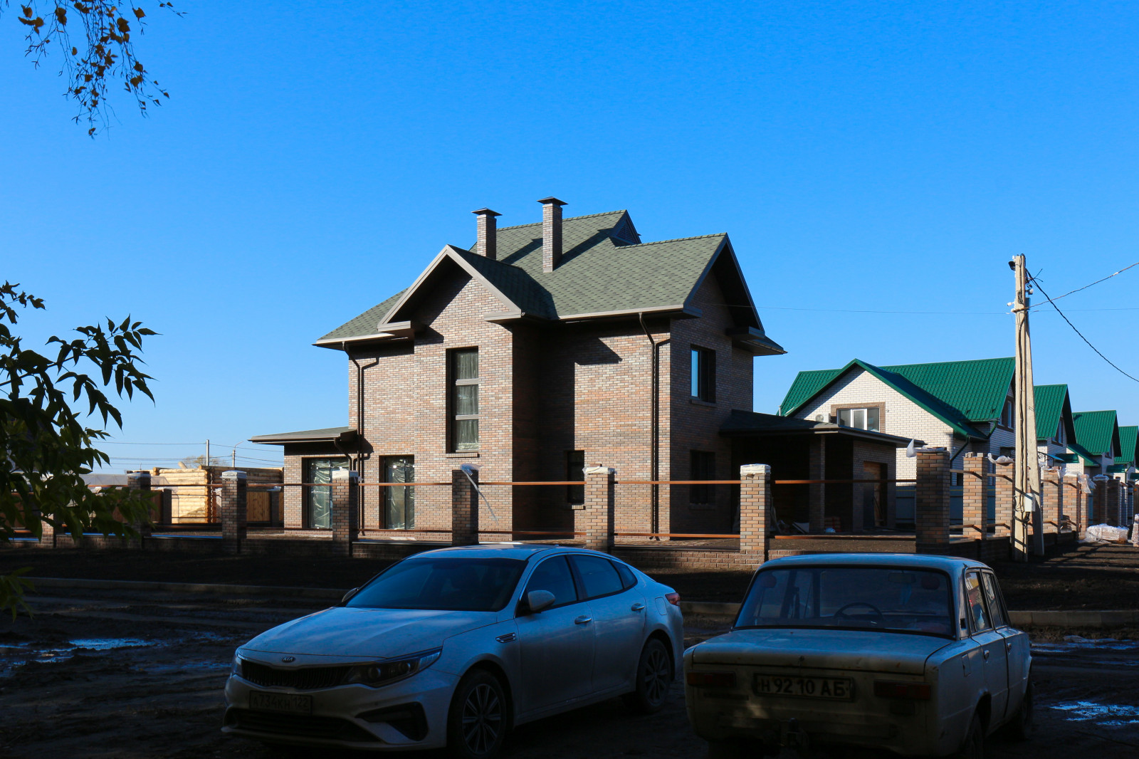 Двухэтажный кирпичный жилой дом с гаражом