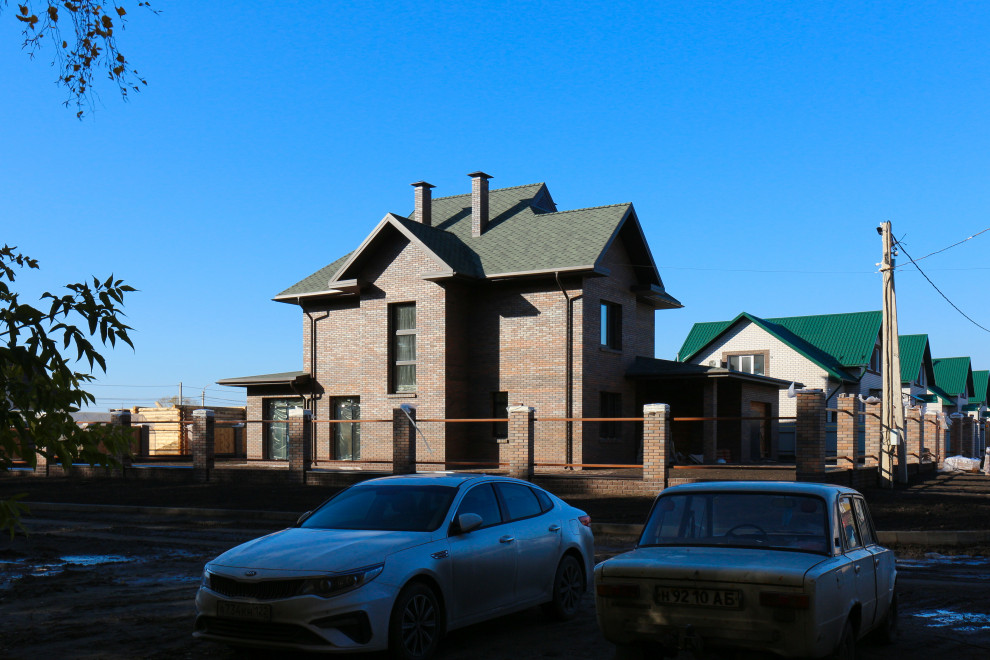 Двухэтажный кирпичный жилой дом с гаражом