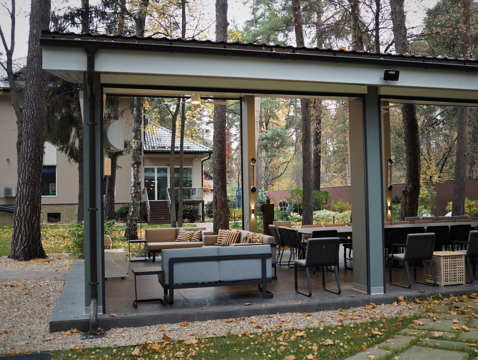 Павильон с летней кухней и домашним кинотеатром