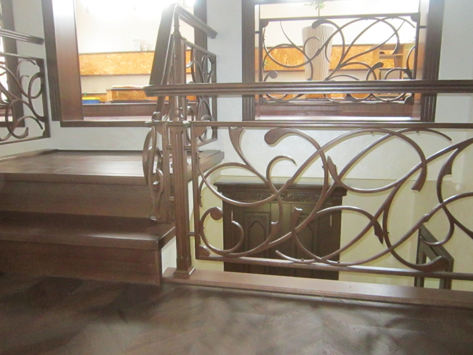 деревянная лестница на бетоне.