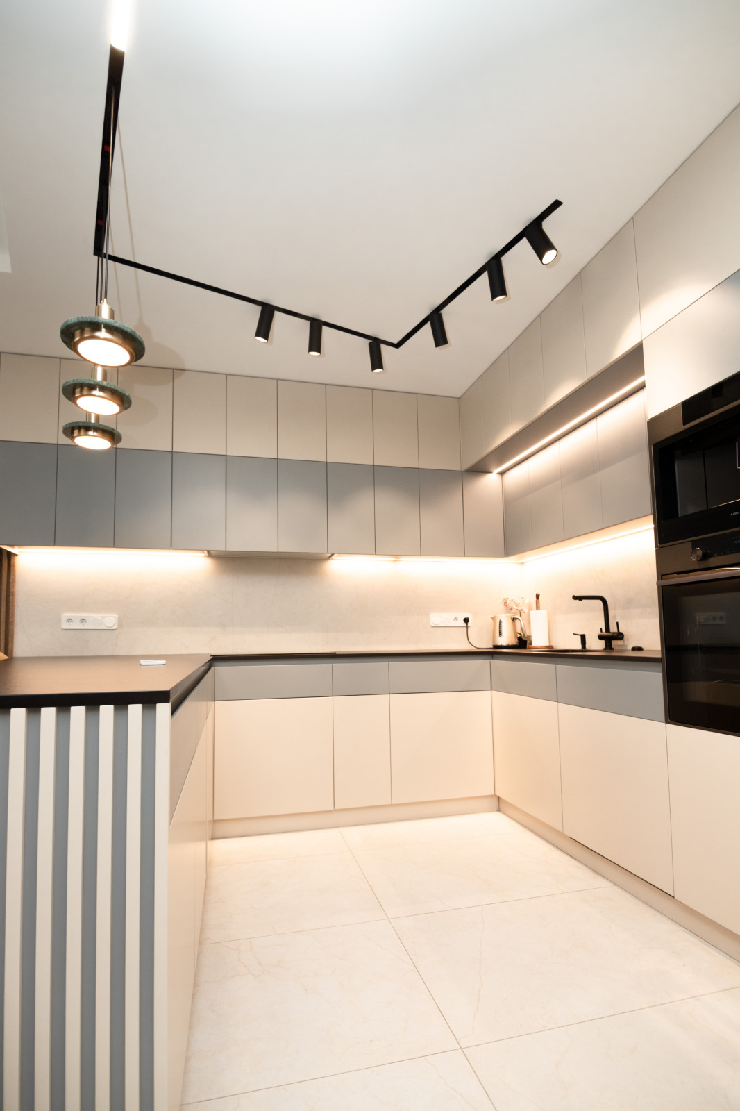 Современная кухня-гостиная с необычной барной стойкой и ТВ-зоной