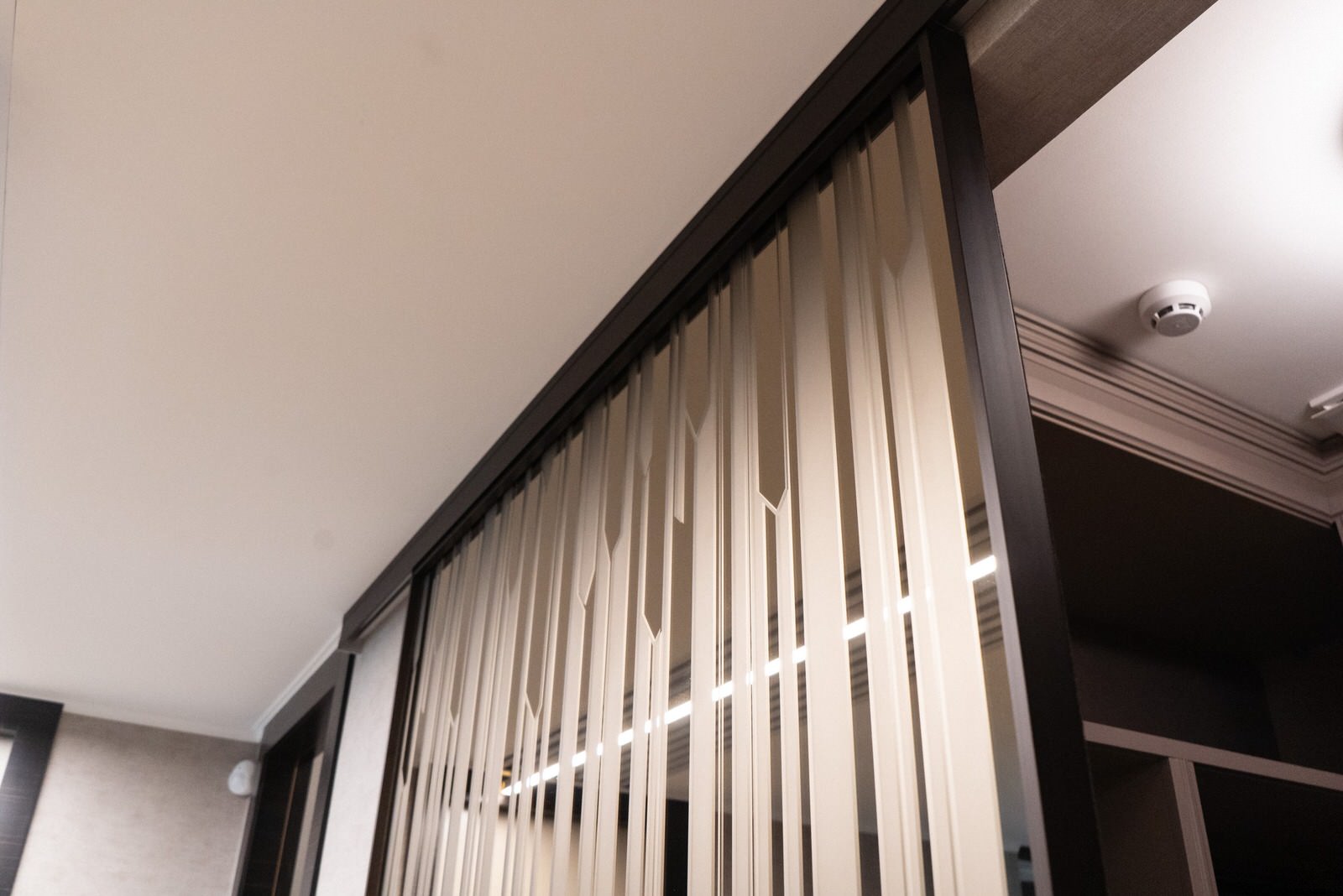 Раздвижная подвесная межкомнатная перегородка дверь в профиле R1200 AIR raumplus