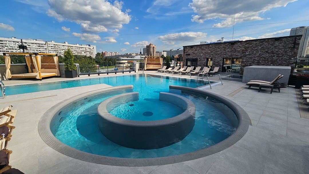 Бассейн на крыше "Грэмм Сити"