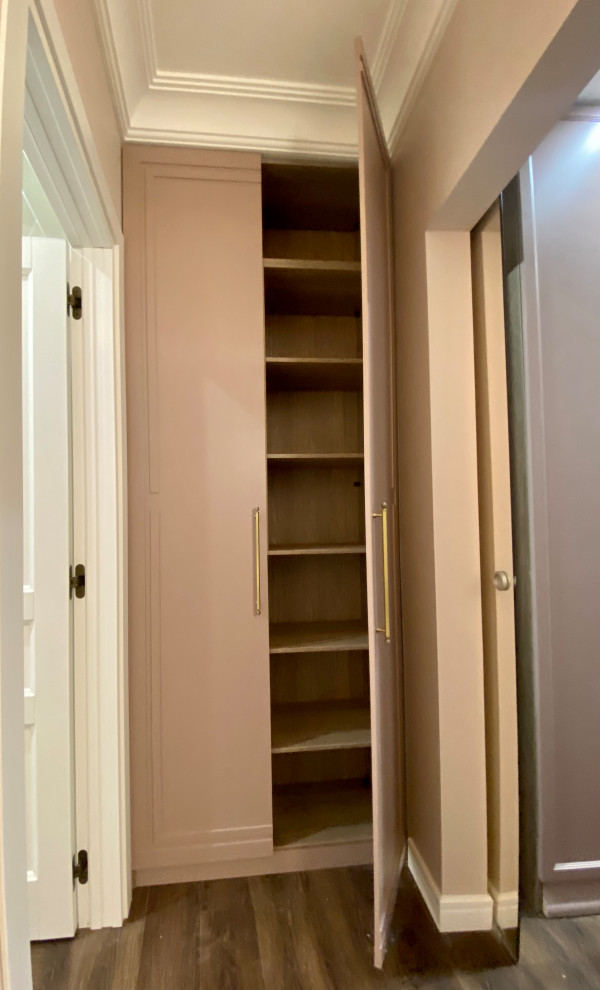 Шкаф распашной, двухдверный.