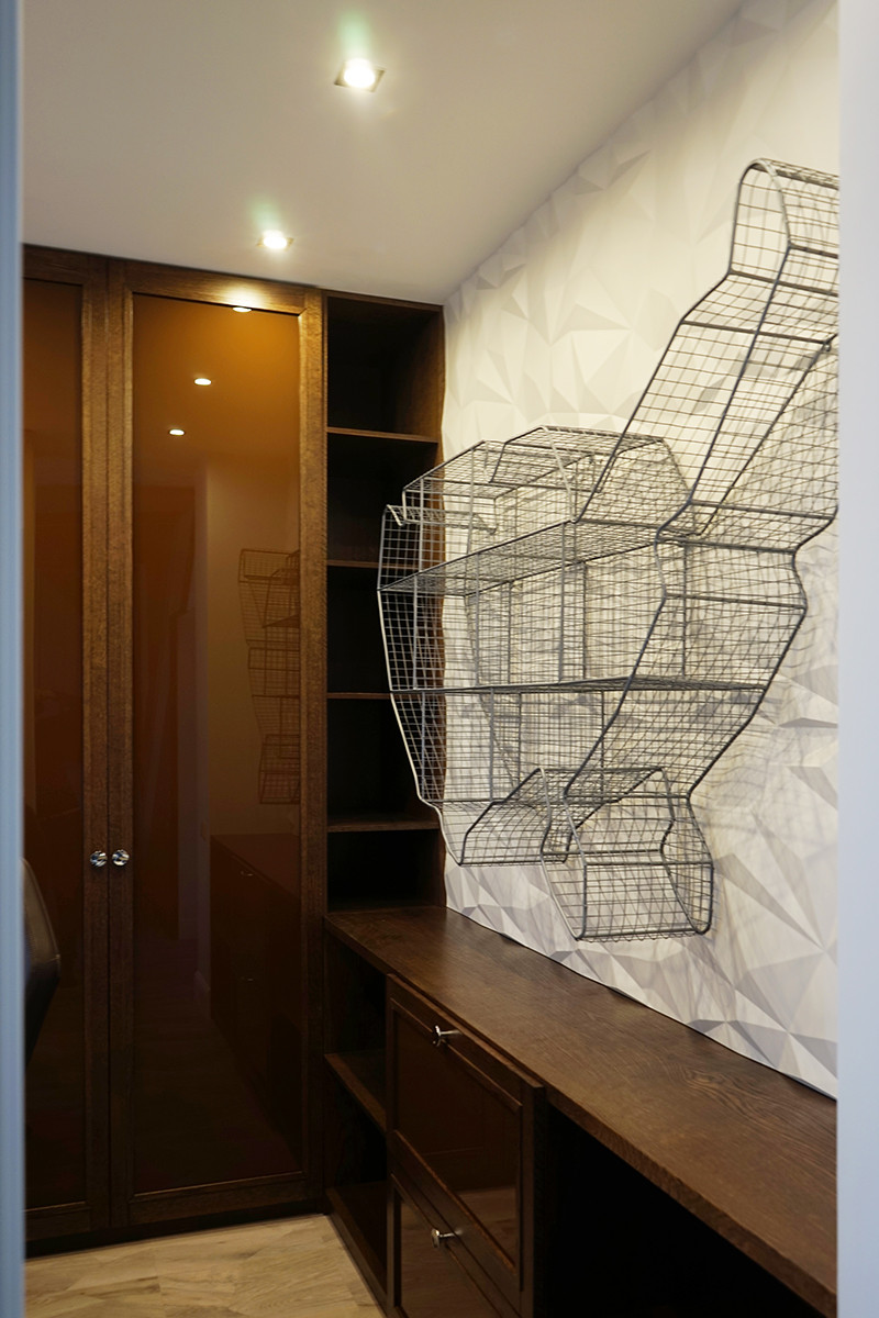 Фото готового интерьера. Второй этаж загородного дома, пространство спален в дом