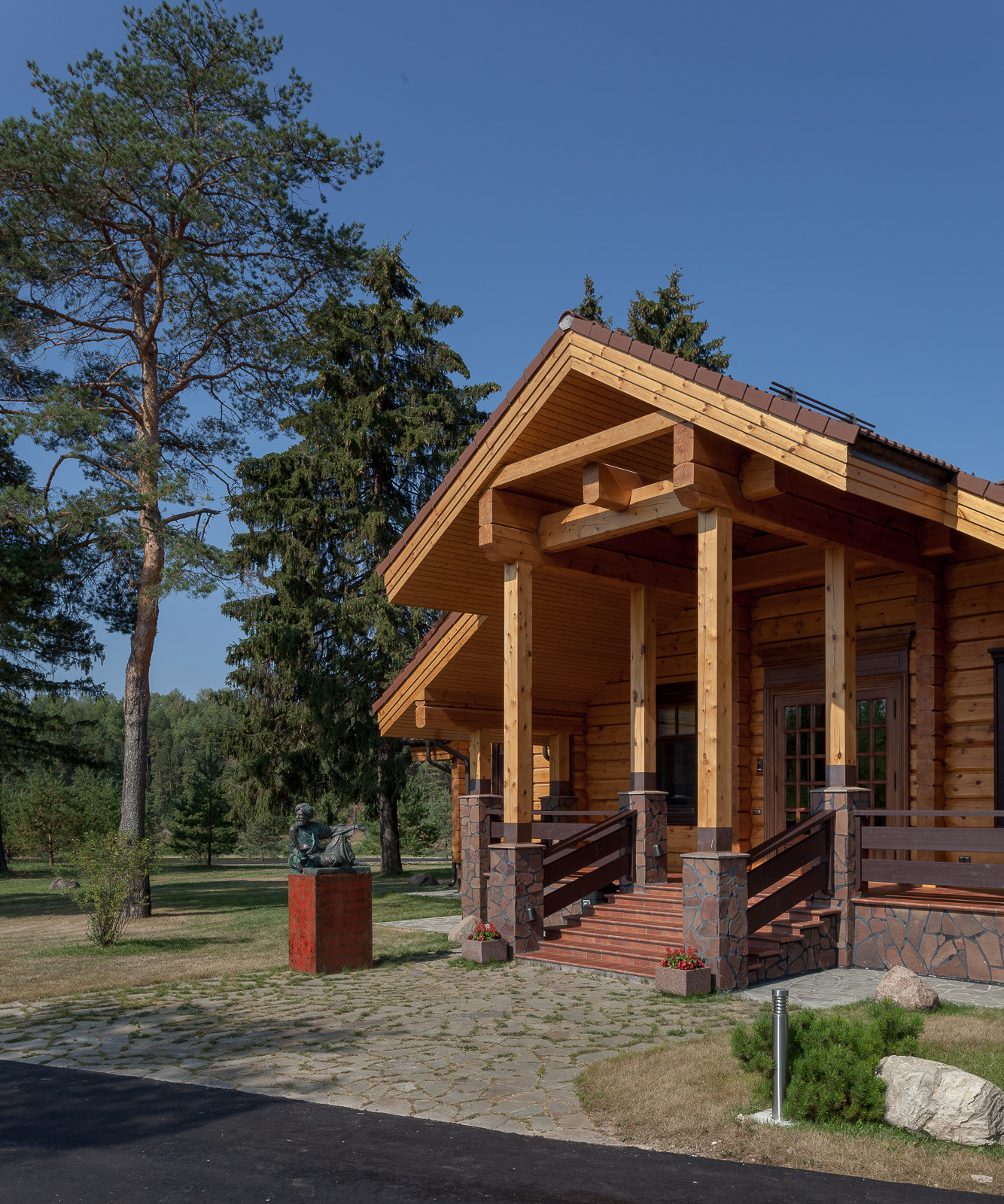 Деревянный дом в классическом стиле