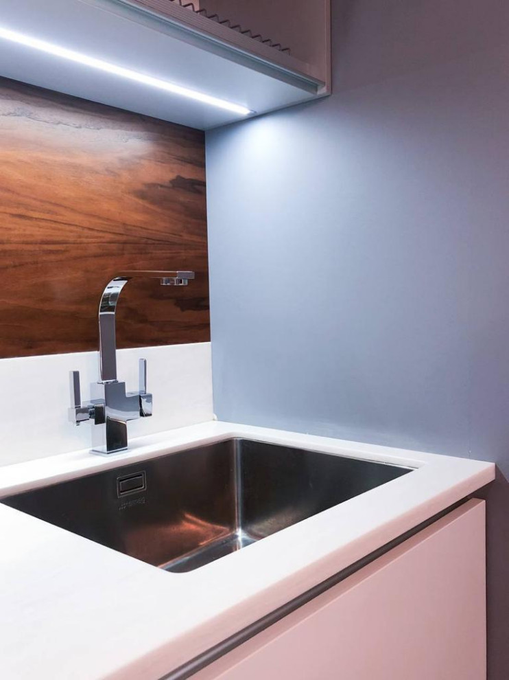 Белая островная кухня с акриловыми фасадами и шпоном в стиле минимализм.