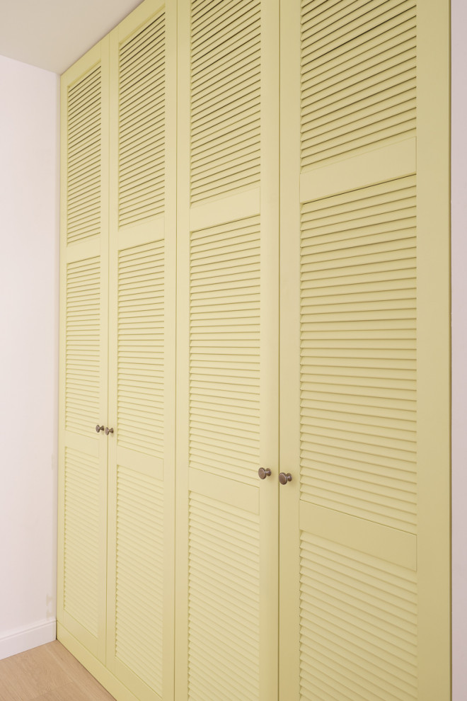 Голубая кухня, жалюзийный шкаф, полки и мебель в ванную с натуральным шпоном дуб