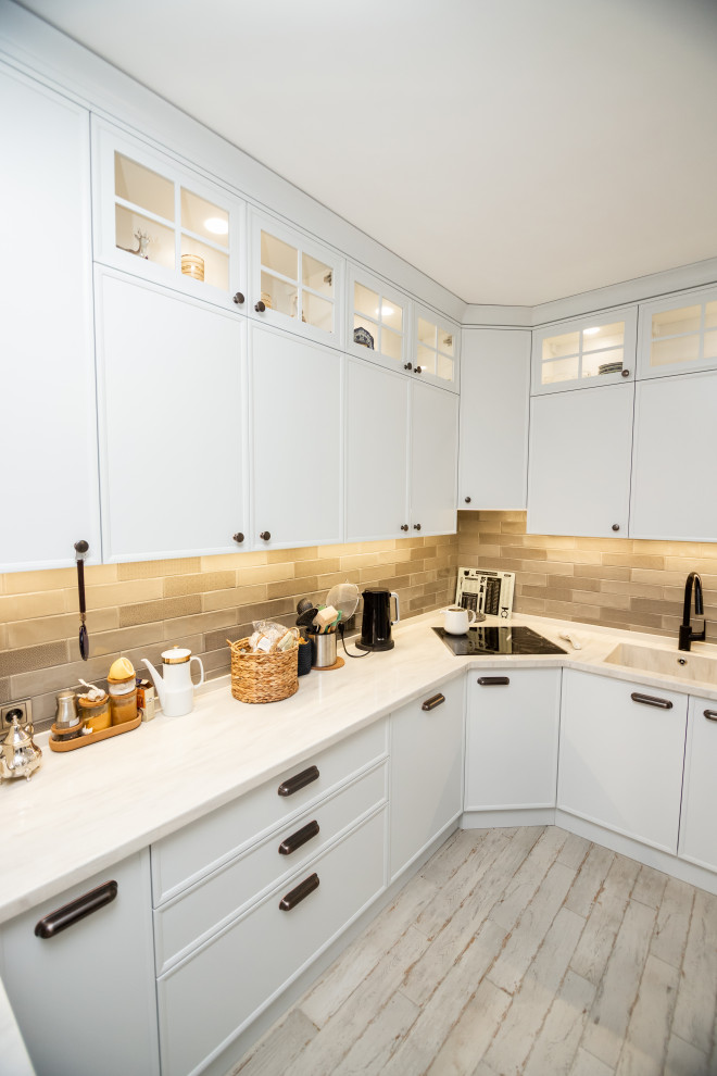 Светлая кухня с деревянными элементами