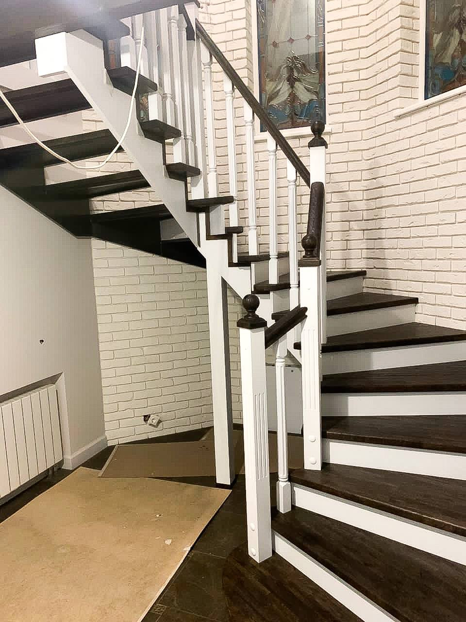 Обложка проекта: Красивая современная деревянная лестница на металлическом каркасе