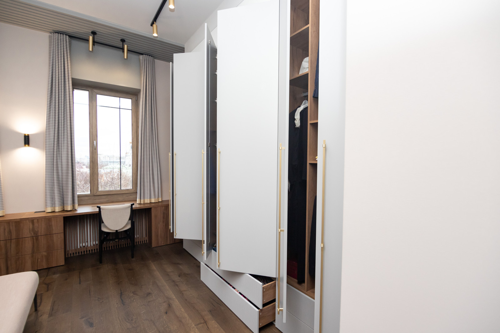 Меблировка спальни: шкаф, стеллаж и стол-подоконник