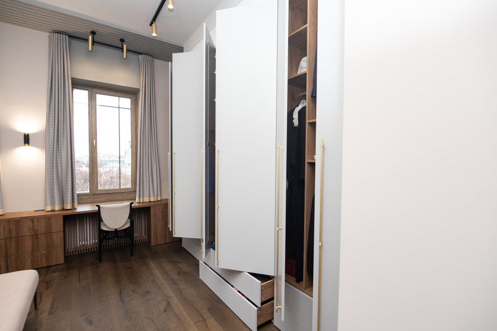 Меблировка спальни: шкаф, стеллаж и стол-подоконник