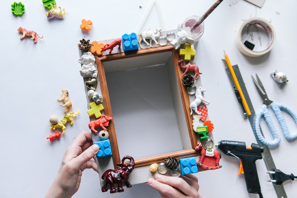 Своими руками: Полка в рамке из остатков Lego, мелких игрушек