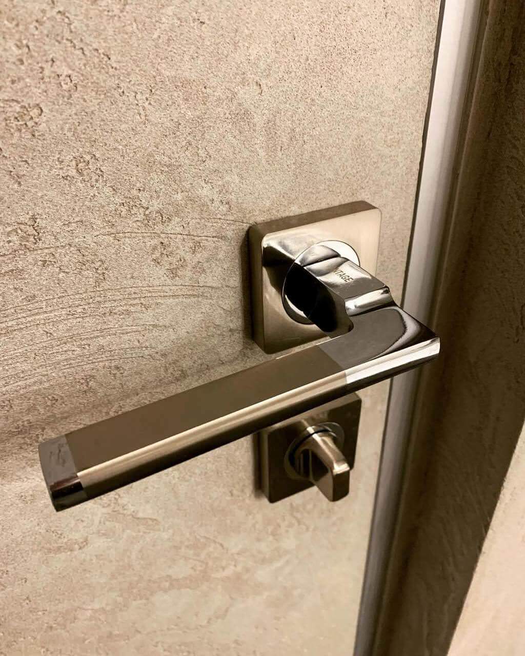 Фактурная декоративная штукатурка в интерьере ванной комнаты