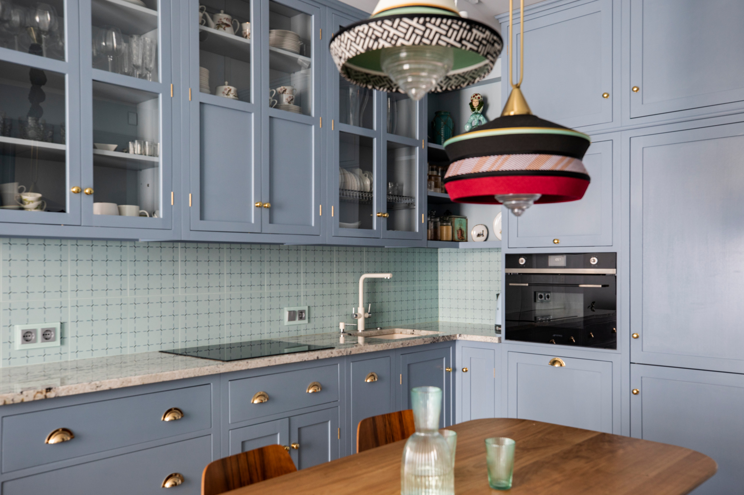 Проект недели: Синяя кухня с винтажными предметами и зайцем