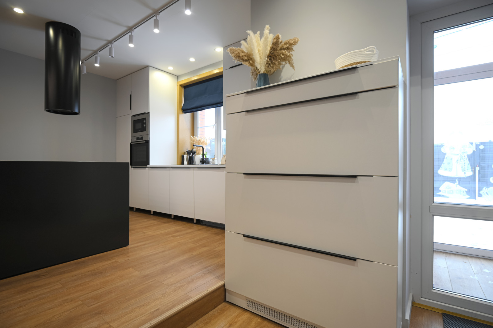 Коттедж в Чукреевке с природными фресками и рейками с подсветкой