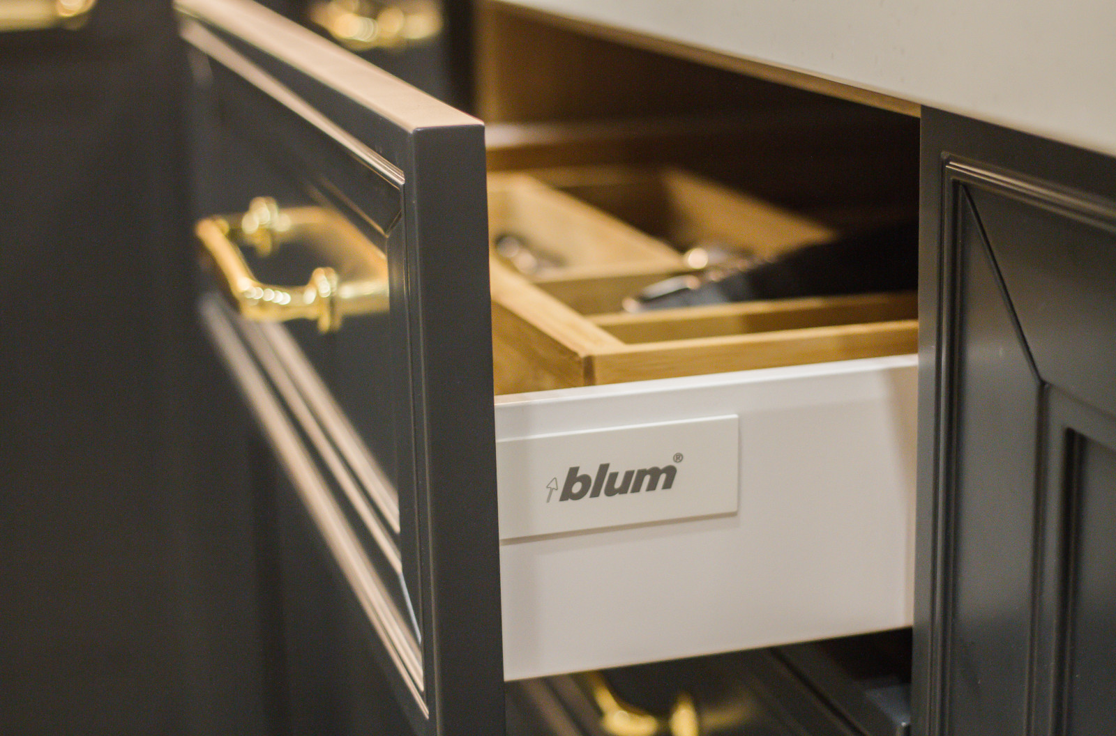 Черная кухня в стиле неоклассика