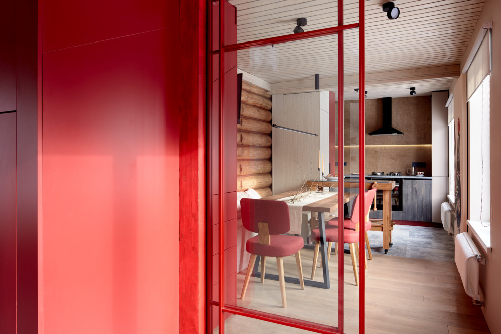 Кухня с верстаком и красная лестница