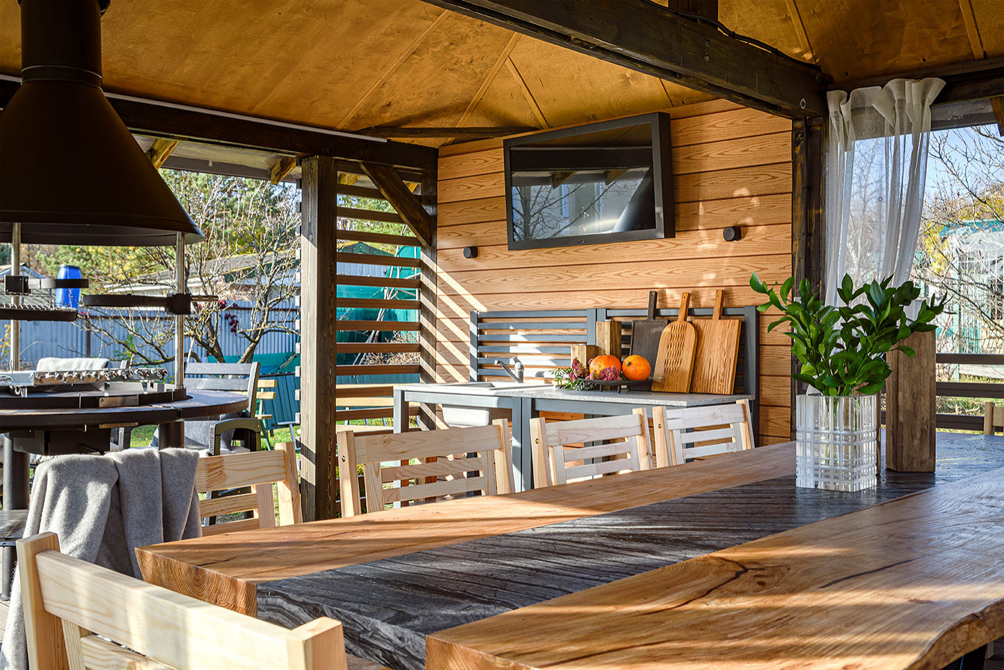 Стол из слэбов карагача и натурального камня