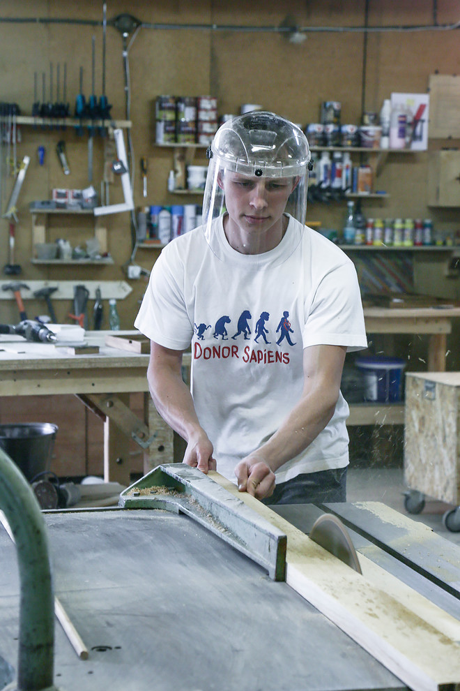 Портрет: Антон Коротков — кудесник зеркал и панно