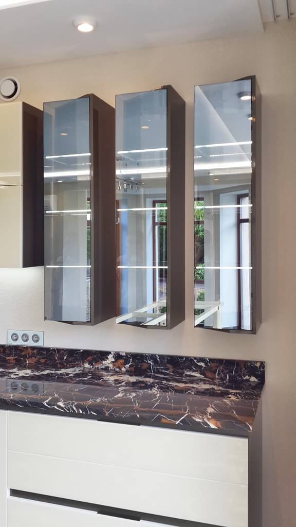 Кухонный гарнитур со стеклянными фасадами