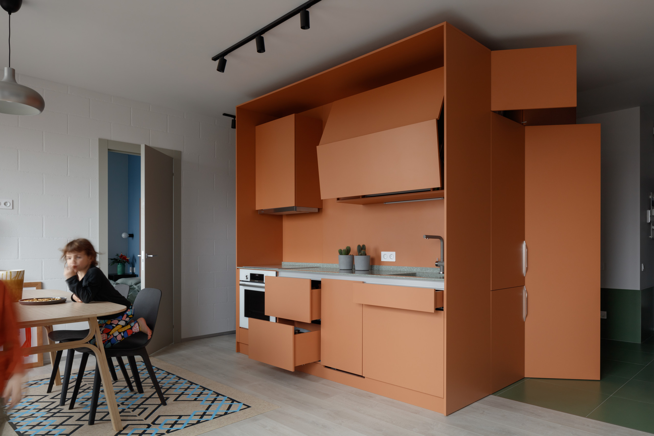 Houzz тур: Квартира с карамельным кубом и «бетонной» панелью ПО-2