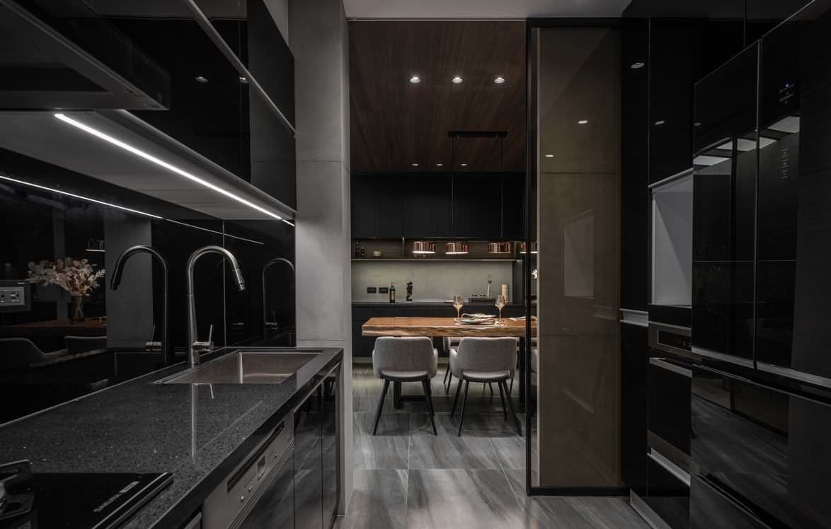 Бархатный уют темных оттенков в брутальном интерьере дома от L DESIGN