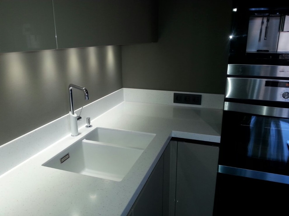 Кухня с врезными ручками