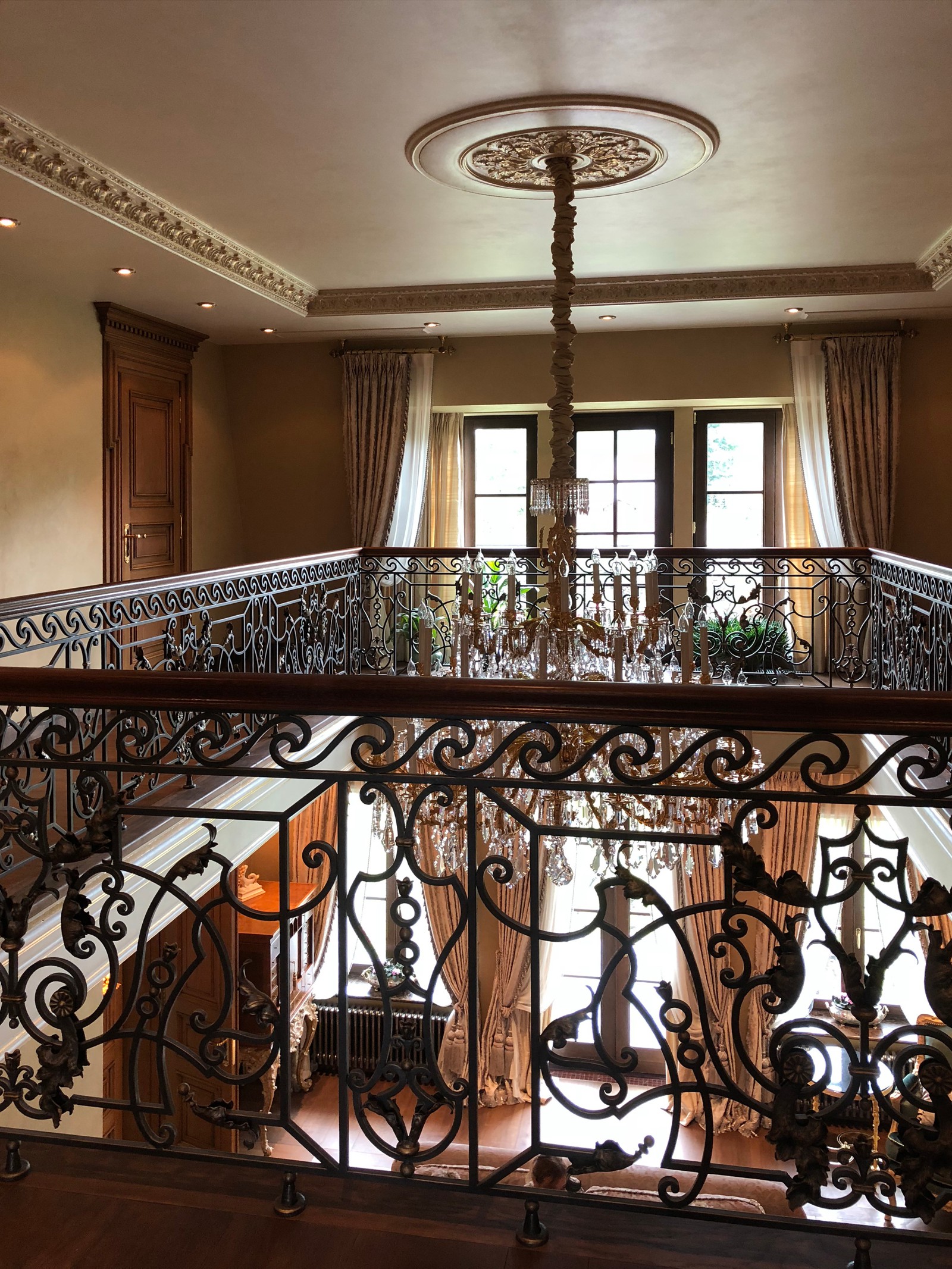 Мраморная лестница и кованые перила