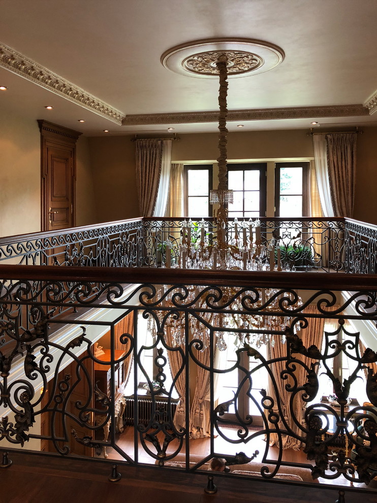 Мраморная лестница и кованые перила