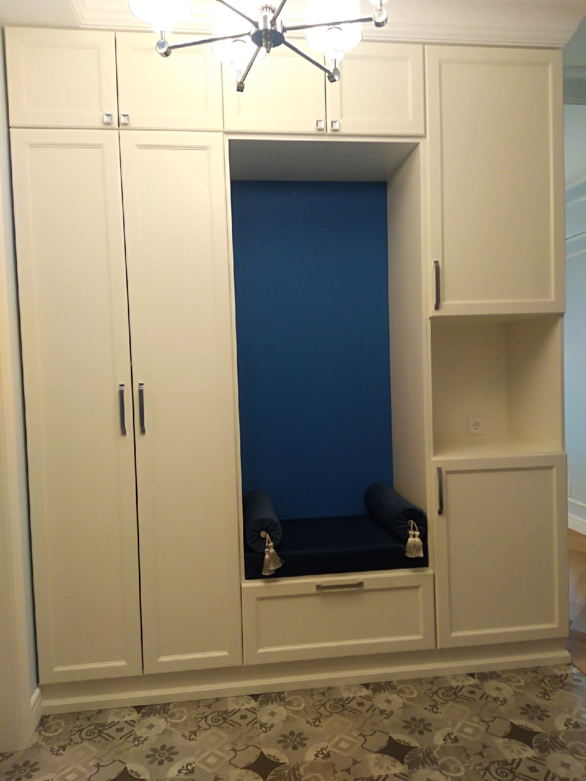 Шкаф в прихожую из массива дуба