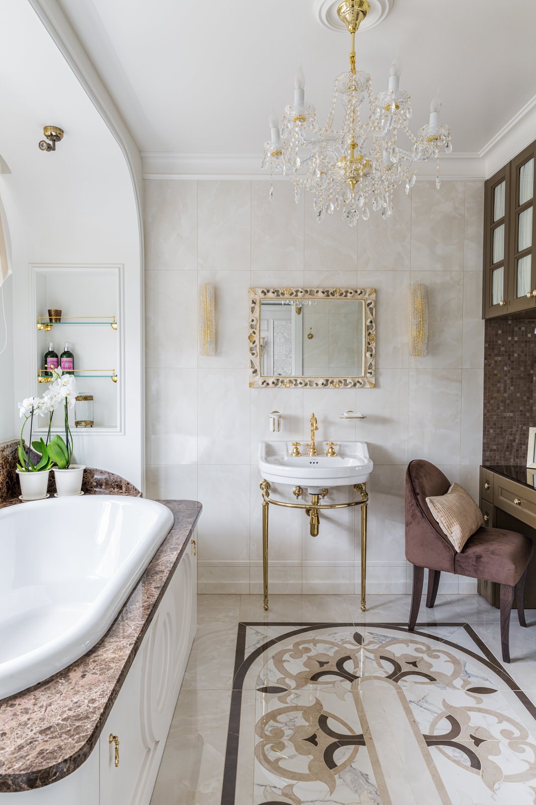 Квартира с зелёной кухней и романтичной ванной