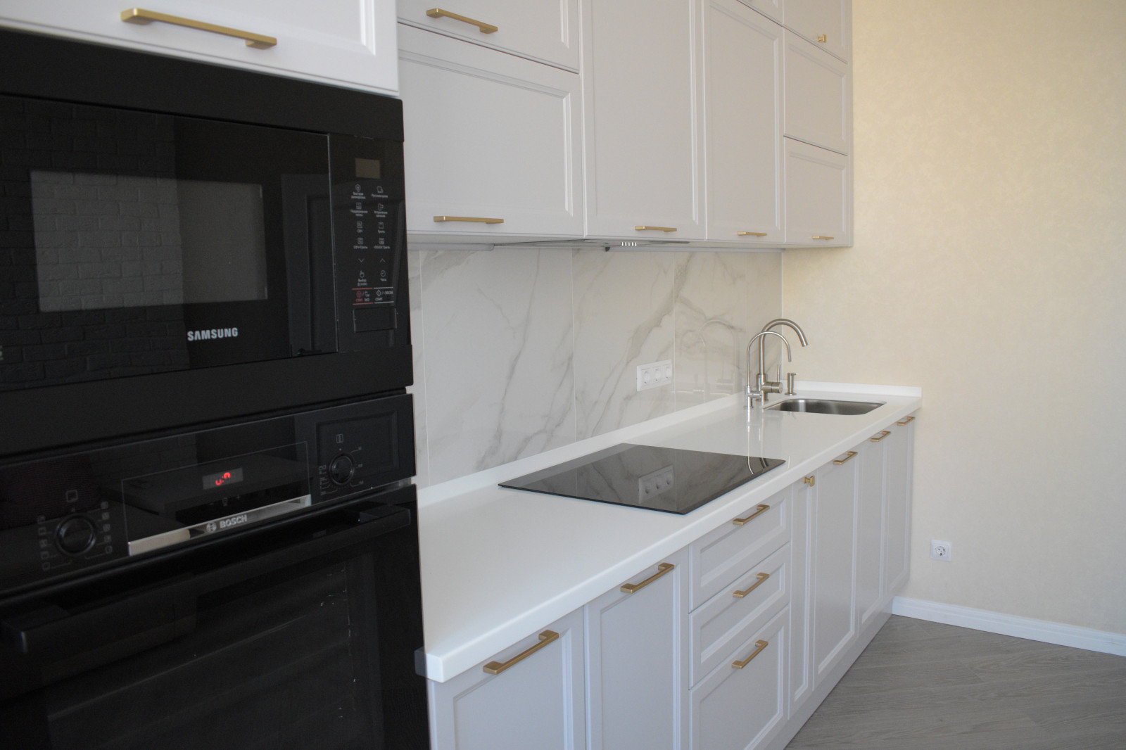 Андора МДФ под потолок с акриловой столешницей