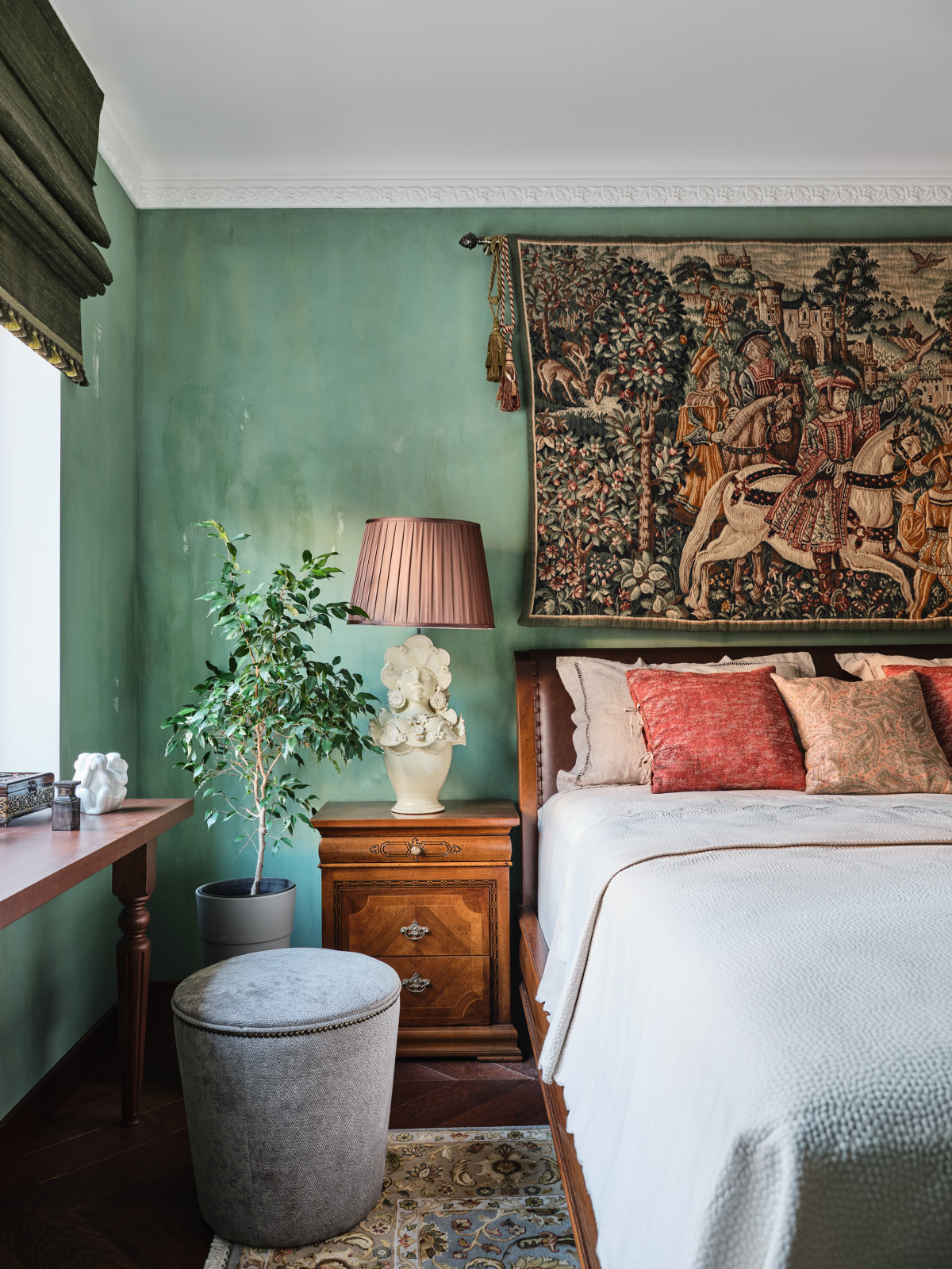 Яркий интерьер с антикварным декором