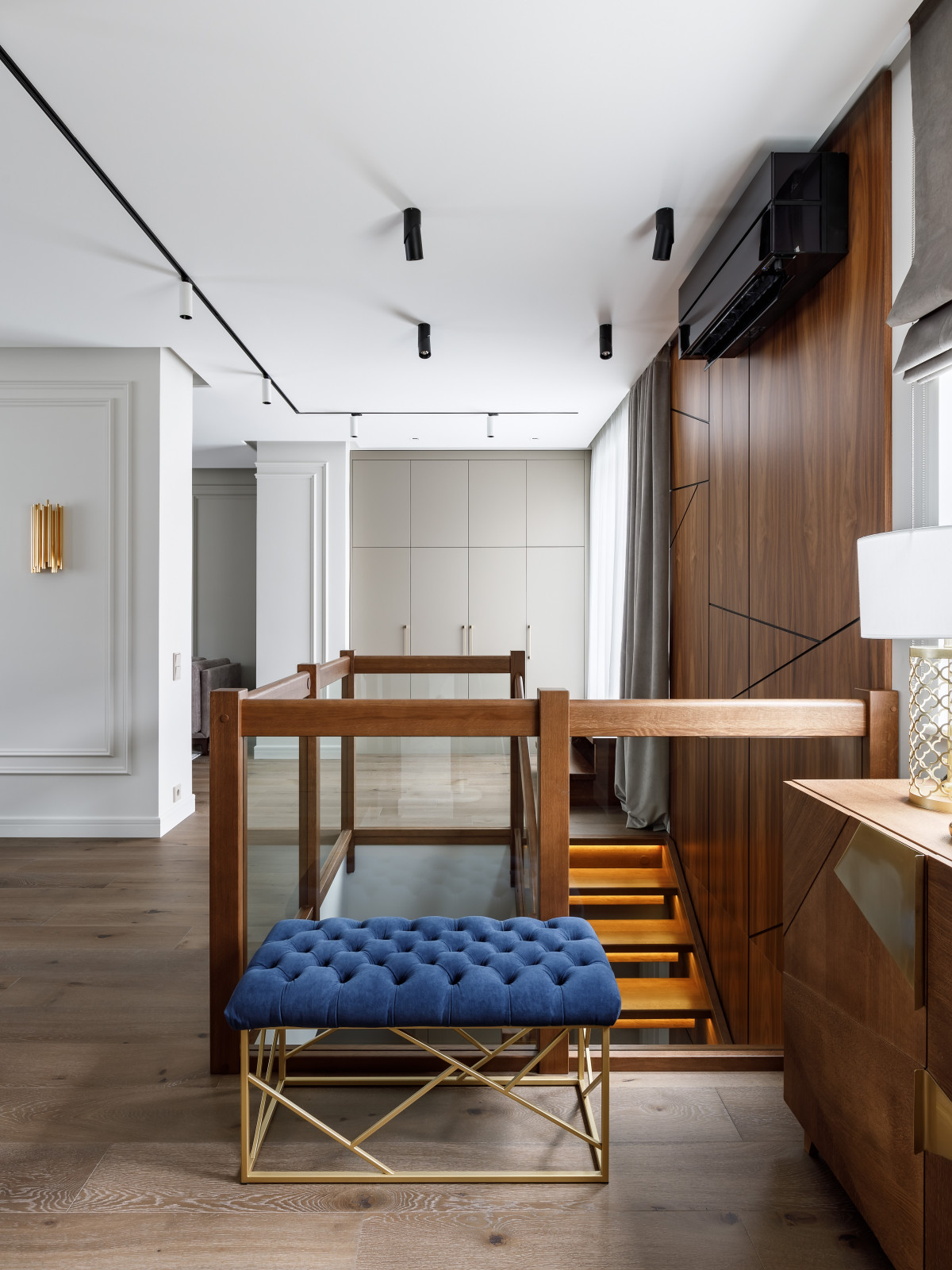 Двухуровневая квартира с лестницей из дерева и стекла