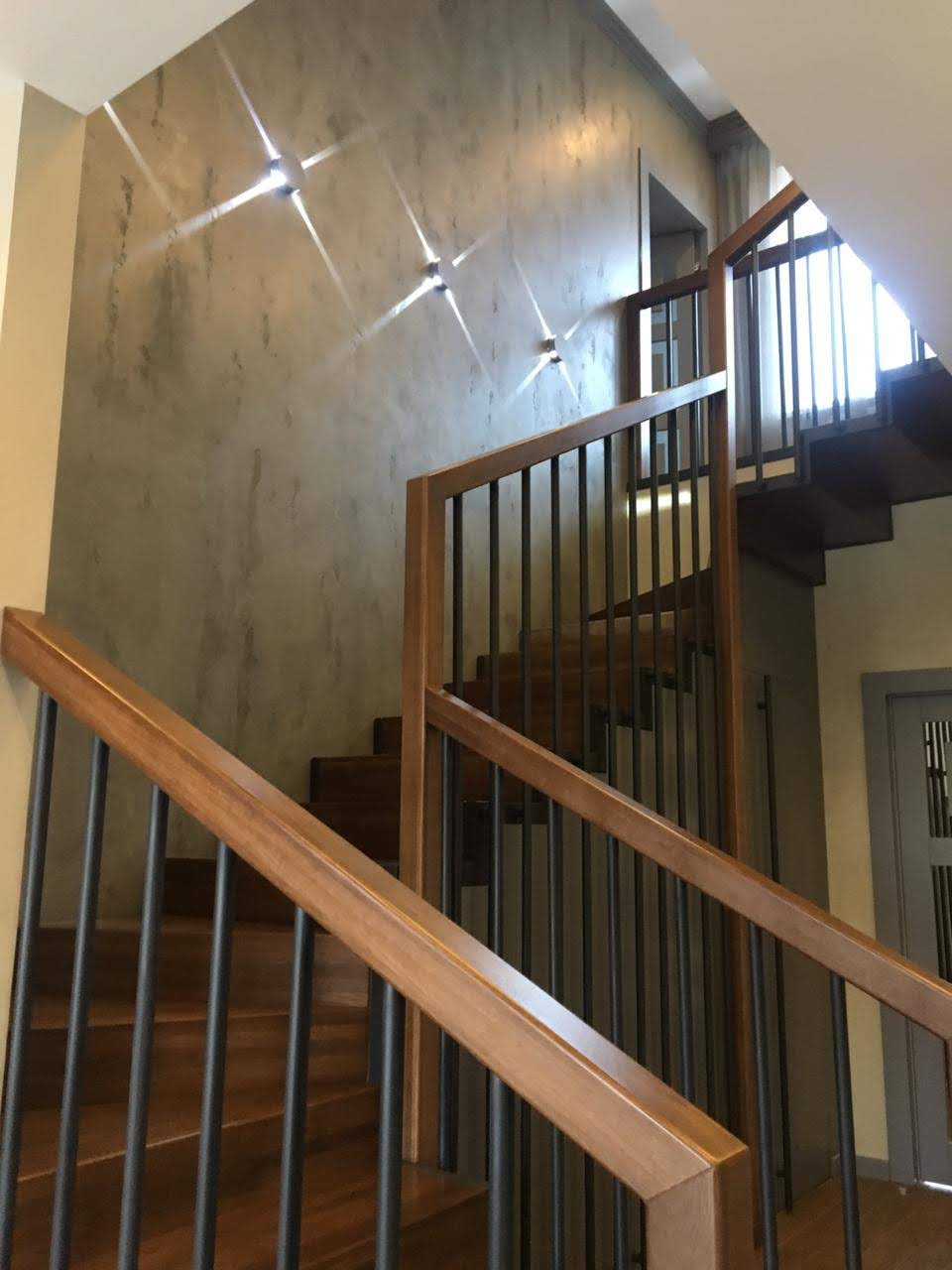 Лестница деревянная в загородном коттедже