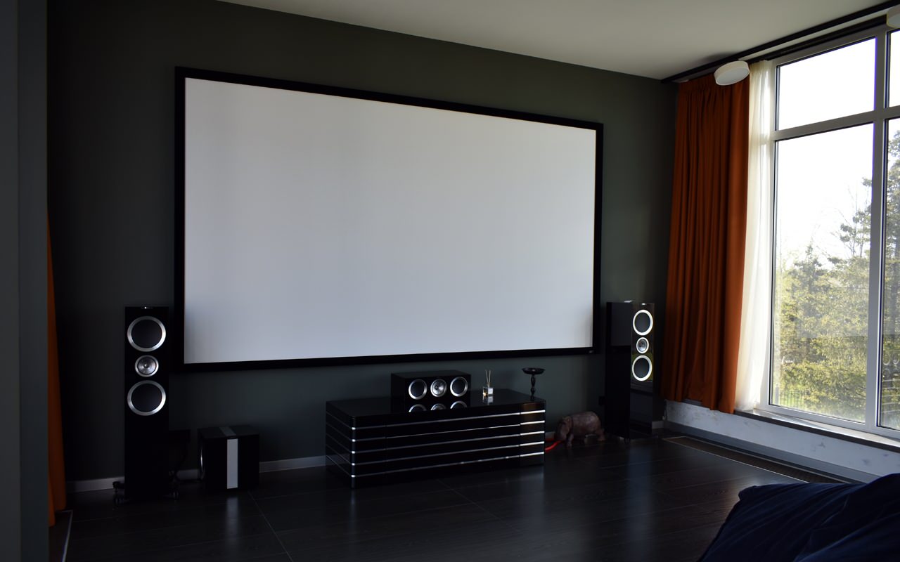 Обложка проекта: Домашний кинозал в коттедже