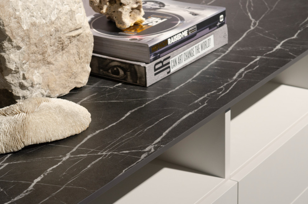 Белый комод raumplus с верхом под черный мрамор с выставки IMM Cologne 2020