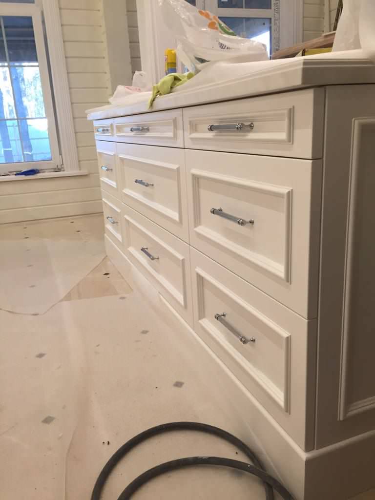 Обложка проекта: Кухня в белом цвете в загородном коттедже