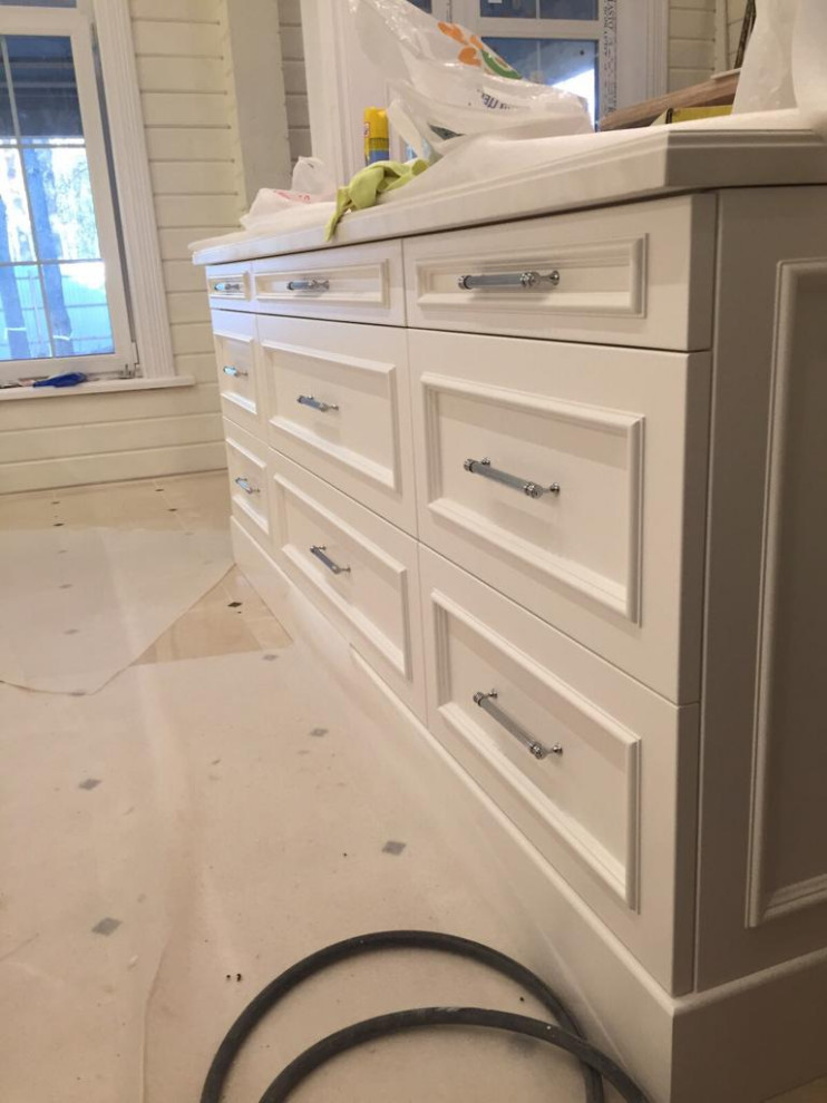 Обложка проекта: Кухня в белом цвете в загородном коттедже