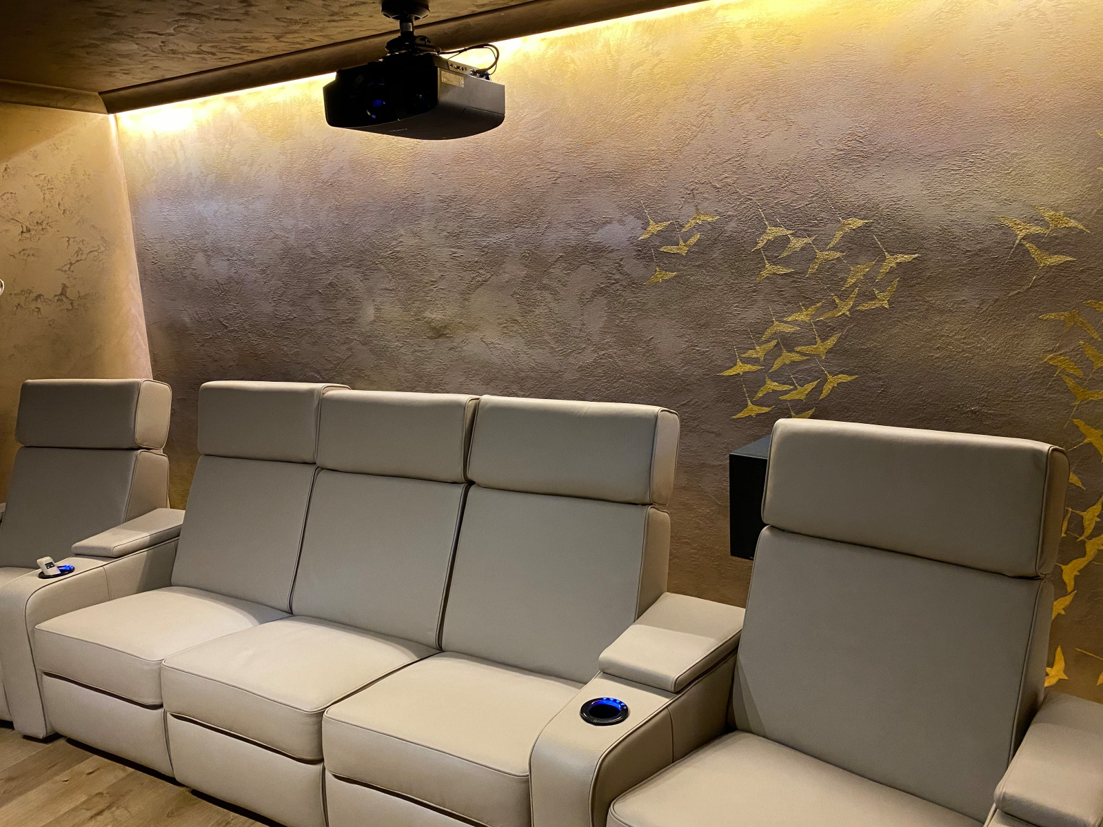 Приватный домашний кинотеатр в восточном стиле