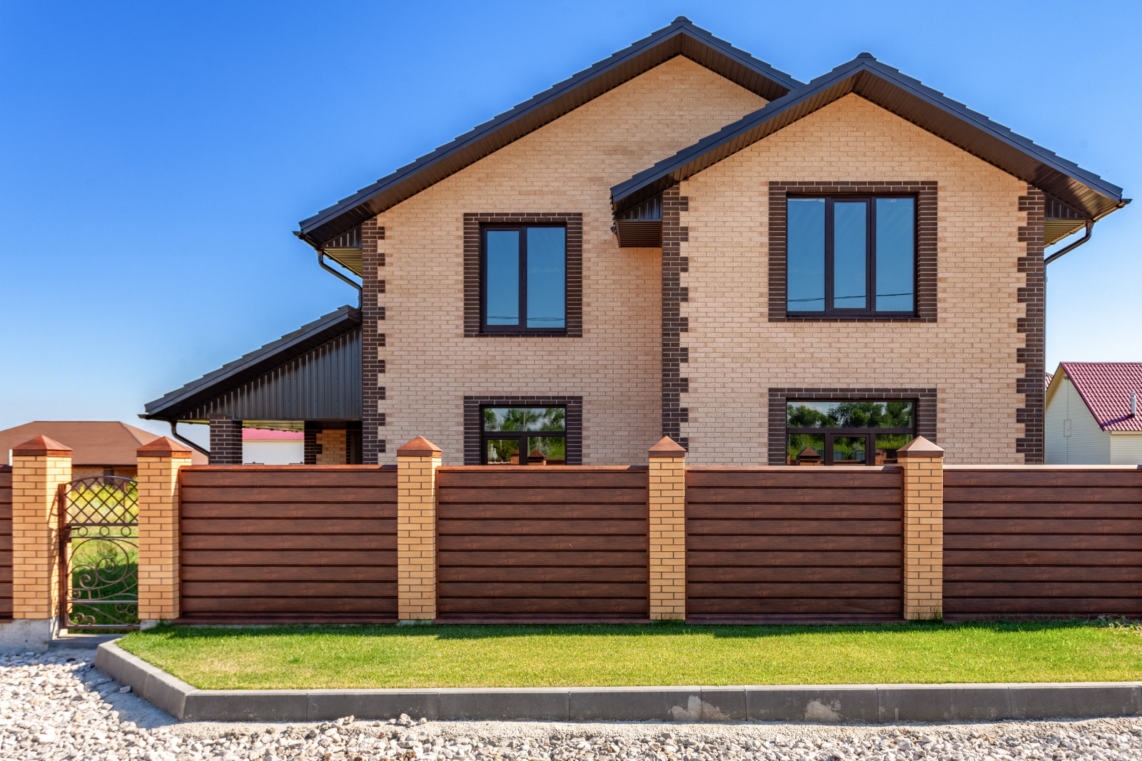 Фасады домов в поселке " Дубровка"